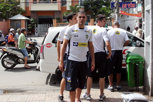 Các tuyển thủ Brazil di chuyển bằng taxi tới cửa hàng, tỏ ra khá rành với tiền Việt Nam