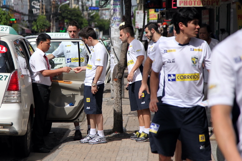 Các tuyển thủ Brazil di chuyển bằng taxi tới cửa hàng, tỏ ra khá rành với tiền Việt Nam 3