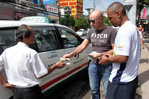Các tuyển thủ Brazil di chuyển bằng taxi tới cửa hàng, tỏ ra khá rành với tiền Việt Nam 3