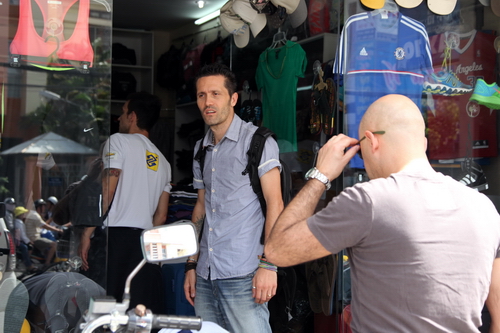 HLV Sergio của tuyển Việt Nam từ trong cửa hàng ra đón các cầu thủ Brazil