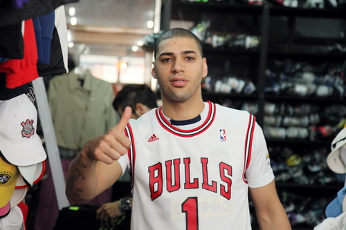 Baptista rát thích thú với chiếc áo bóng rổ của đội Bulls