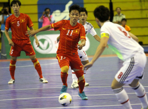 Trần Văn Vũ (11) ghi bàn cho futsal VN - Ảnh: Khả Hòa