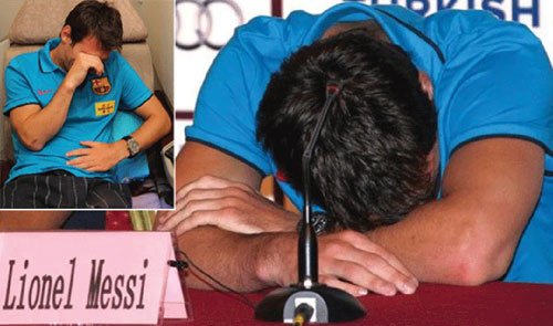 Lionel Messi ngủ trên bàn họp báo trong chuyến du đấu “bão táp” ở châu Á năm 2010 - Ảnh: AFP