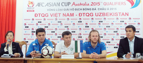 HLV Kasymov của Uzbekistan (áo trắng) đầy tự tin trước trận đấu - Ảnh: Đức Trọng
