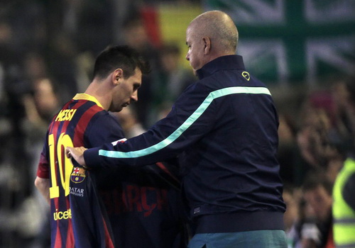 Lionel Messi bị chấn thương trong trận Barcelona thắng Betis 4-1