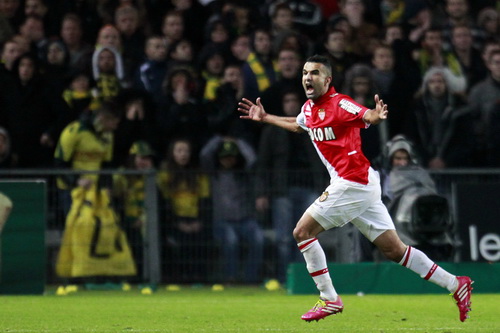 Monaco và Lille tiếp tục rượt đuổi PSG