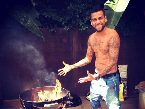 Dani Alves trổ tài làm bếp