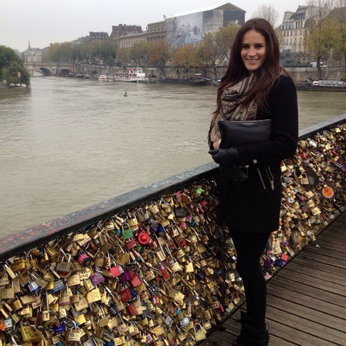 Borini và bạn gái khóa trái tim trên sông Seine