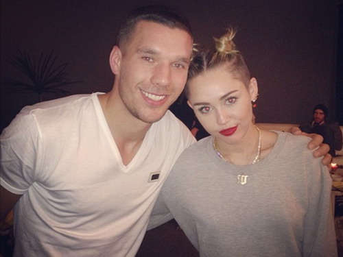 Lukas Podolski ôm Miley Cyprus