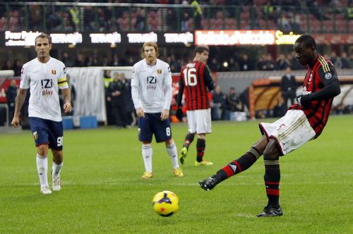 Mario Balotelli đá hỏng phạt đền trong trận AC Milan hòa Genoa 1-1