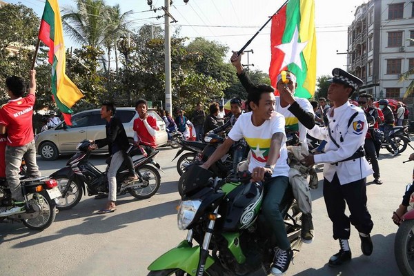 Cô động viên Myanmar đi bão trước trận