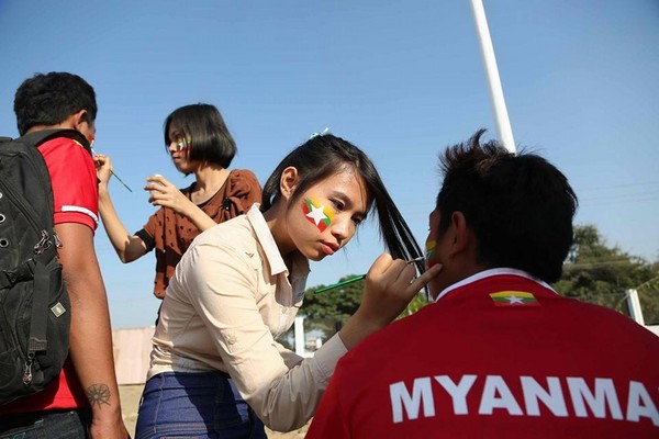 Cô động viên Myanmar đi bão trước trận 5