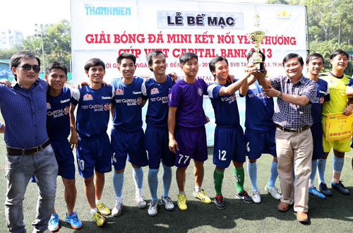 Trưởng BTC Nguyễn Ngọc Toàn trao giải cho đội vô địch - Ảnh: Bạch Dương
