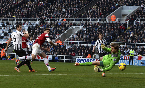 Giroud (giữa) ghi bàn duy nhất cho Arsenal trong trận đấu với Newcastle - Ảnh: reuters