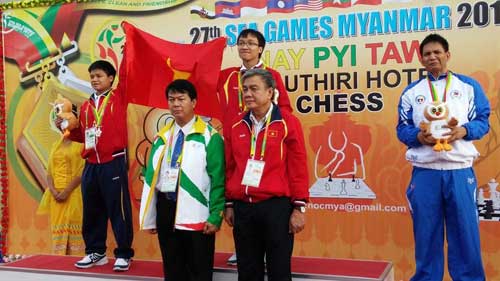 Trường Sơn (phải, hàng sau) giành HCV đầu tiên cho môn cờ vua - Ảnh: Anh Thư