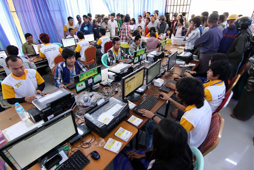 Người dân Myanmar chen nhau làm thẻ vào xem miễn phí SEA Games - Ảnh: Khả Hòa