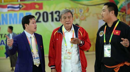 Trưởng đoàn TTVN Lâm Quang Thành (giữa) cùng lãnh đội pencak silat khiếu nại trọng tài - Ảnh: Ngô Nguyễn