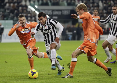 Juventus giữ vững ngôi đầu Serie A