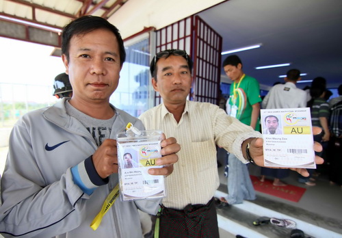 Người Myanmar nô nức đi ‘làm thẻ’ SEA Games-2