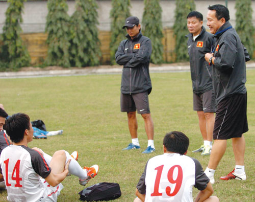 HLV Ho&agrave;ng Văn Ph&uacute;c (phải) ph&acirc;n t&iacute;ch về đội UAE cho c&aacute;c tuyển thủ VN 