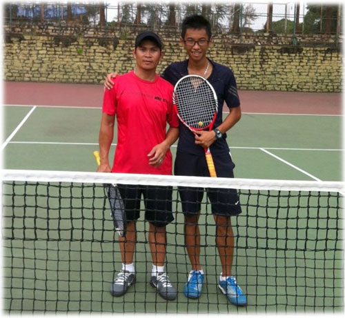 Mai Công Hiếu (trái) dạy tennis để kiếm sống 