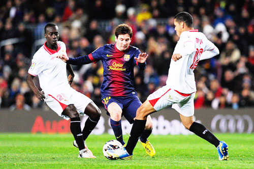 Messi (giữa) vẫn là cầu thủ tạo ra sự khác biệt cho Barcelona