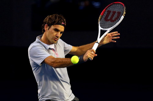 Federer thắng nhọc, Djokovic thua đánh đôi