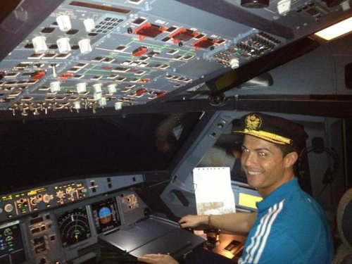 Ronaldo chuyển nghề làm phi công?