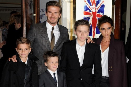 Vợ con Beckham vẫn ở lại Anh