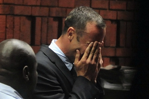 “Người không chân” Pistorius run rẩy khóc tại tòa