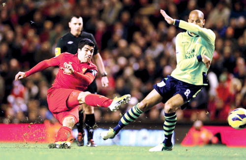 Luis Suarez (trái) vẫn tiếp tục là tâm điểm trong mọi trận đấu của Liverpool