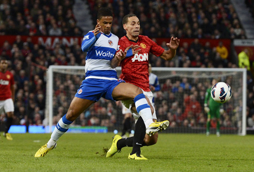 Rio Ferdinand (phải) tỏa sáng trong trận M.U thắng Reading 1-0  