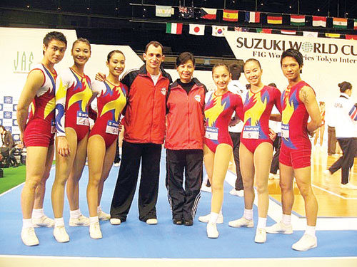 Vũ Tuyết Oanh (thứ 4 từ phải sang) cùng các học trò trong đội sport aerobic 