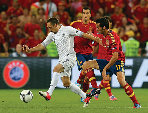 Tây Ban Nha cần phải dè chừng khả năng đánh úp của Ribery (trái) 