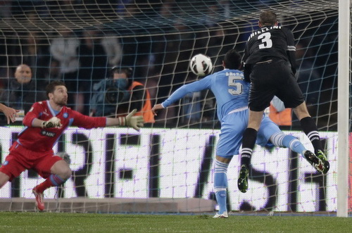 Cầm h&ograve;a Napoli, Juventus duy tr&igrave; khoảng c&aacute;ch 6 điểm