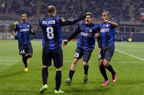 Inter Milan lội ngược dòng để bám đuổi AC Milan