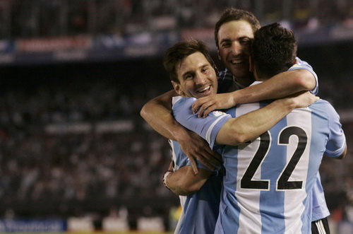 Messi và Higuain giúp Argentina duy trì ngôi đầu bảng
