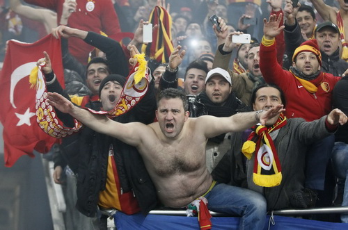 Không mua nổi vé, fan của Galatasaray đào hầm vào sân Schalke
