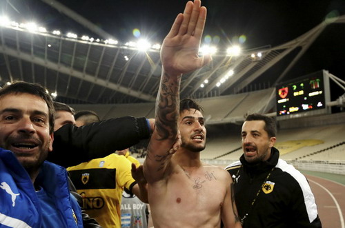 Tranh cãi vụ cầu thủ Hy Lạp ăn mừng bàn thắng kiểu phát xít