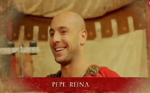 Pepe Reina hóa thân thành lính La Mã