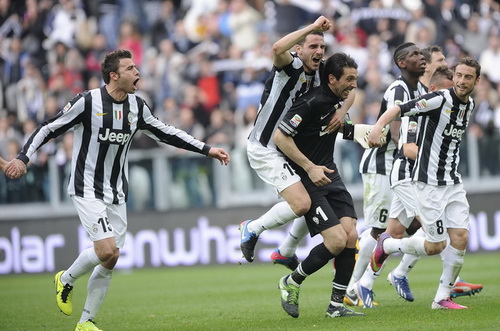 Juventus thẳng tiến trong cuộc đua vô địch Serie A