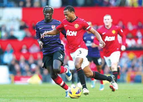 Ở trận lượt đi tại Old Trafford, M.U (phải) đã thắng Arsenal với tỷ số 2-1 