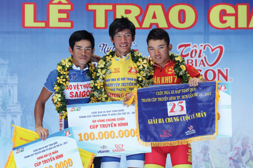 Áo vàng Trần Thanh Điền (giữa) và hạng ba Huỳnh Thanh Tùng (phải) đều 17 tuổi 