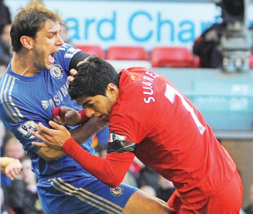 Pha lao vào người Ivanovic để cắn của Suarez