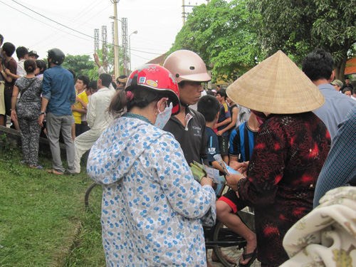 Vé “chợ đen” hoạt động rầm rộ với giá vé được bán gấp 10 lần giá in trên vé