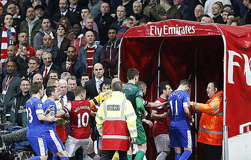 Hình ảnh khó coi sau hiệp 1 của cầu thủ 2 đội Arsenal và Everton