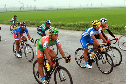 Các tuyển thủ quốc gia đua... “xe đạp chậm”