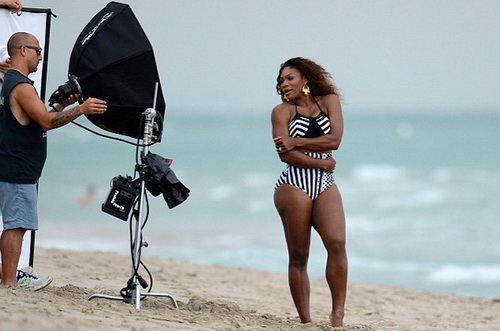 Serena Williams khoe cơ bắp trên biển