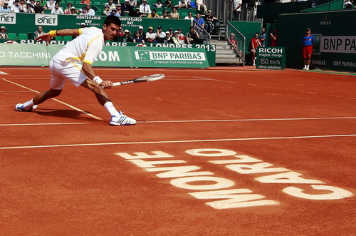 Djokovic nhọc nhằn đi tiếp, Nadal thắng dễ