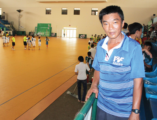 Trịnh Tấn Thành theo dõi tuyển chọn các cầu thủ nhí
